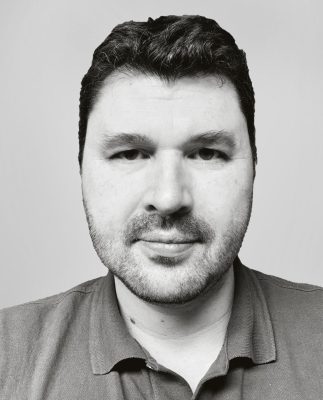 Fredrik Svartvit Grå bakgrund