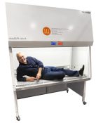 Den är så stor att den tar en ca 100 kg x 191 cm lång produktspecialist.